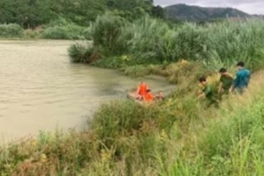 Giai cuu 3 nguoi trong gia dinh mac ket giua ho thuy dien Dong Nai 2 hinh anh