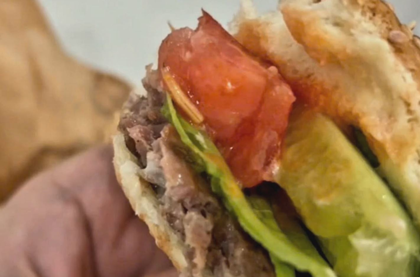 Doi luc nhuc trong banh hamburger o Da Nang hinh anh