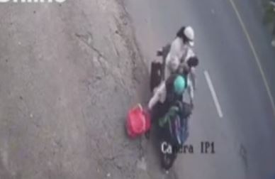 Canh be trai bi doi nam nu bo roi ben duong o TP.HCM hinh anh