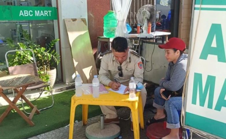 Kiem tra quan via he bi to 'chat chem' vai que xien nuong gia 760.000 hinh anh