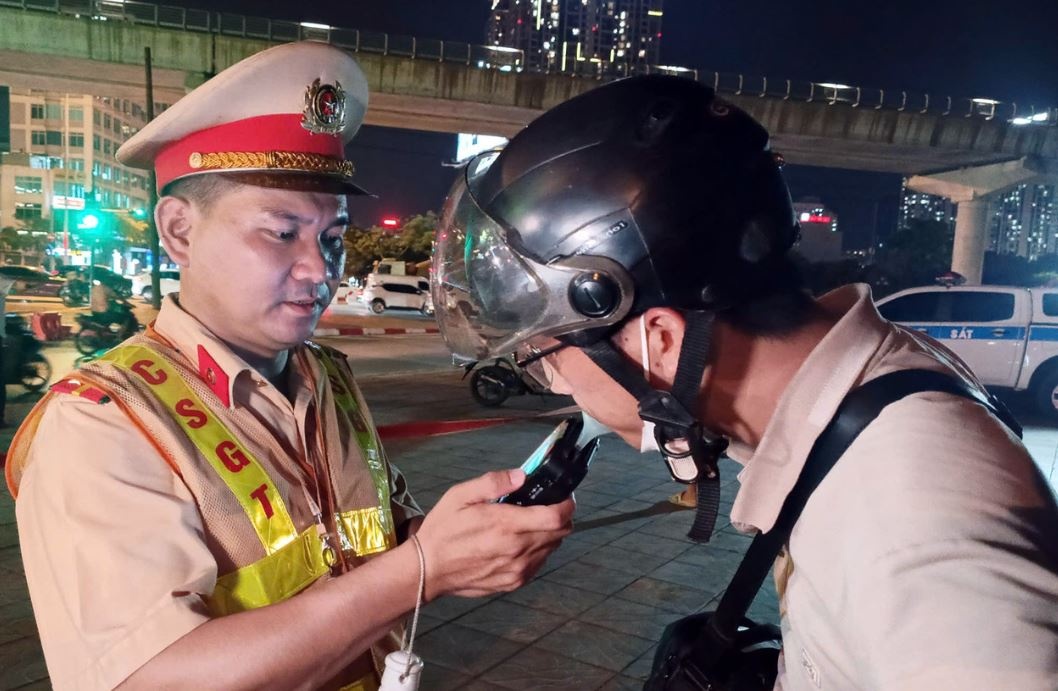 CSGT hoa trang 'tom gon' nhieu dan nhau tu lai xe sau khi roi quan hinh anh