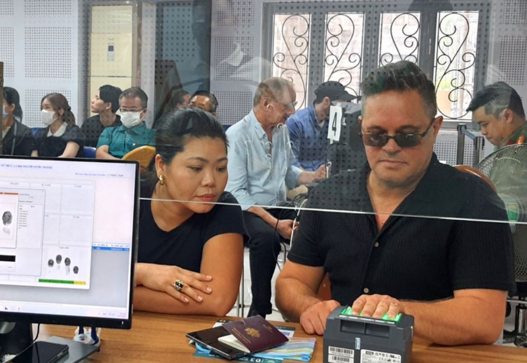 Nguoi nuoc ngoai o TP.HCM hao hung di dang ky dinh danh dien tu hinh anh