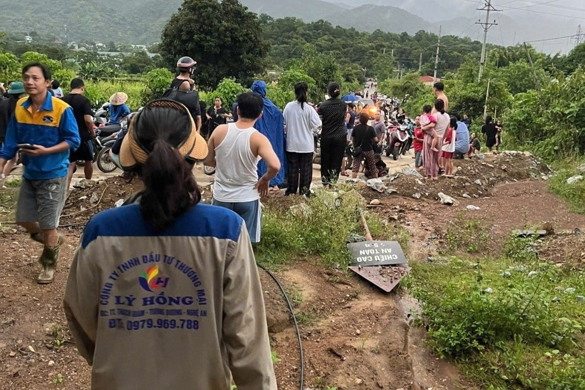 Nguoi dan vung lu hoang loan vi thong tin that thiet vo dap Thuy dien hinh anh