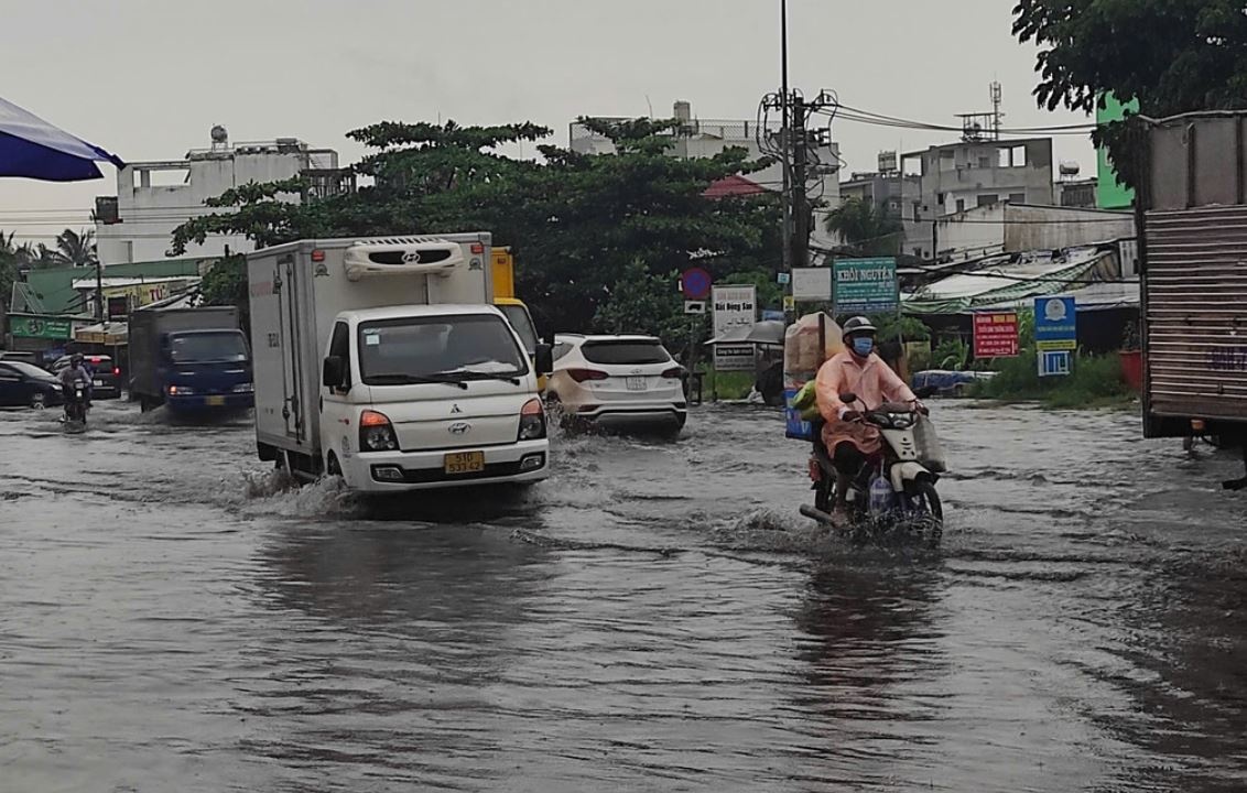 Mua trang troi, nhieu tuyen duong o TP.HCM ngap ung giua trua hinh anh