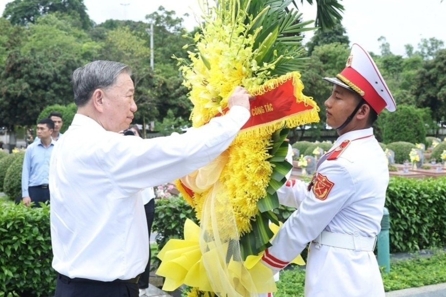 Tong Bi thu dang huong tuong niem cac Anh hung, Liet si tai Dien Bien hinh anh
