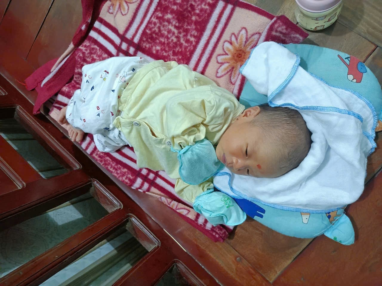 Be gai 11 ngay tuoi bi bo roi ven duong kem buc thu viet tay hinh anh