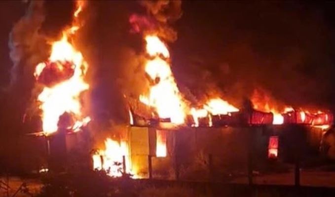 Chay xuong san xuat do nhua tai Quang Ngai hinh anh