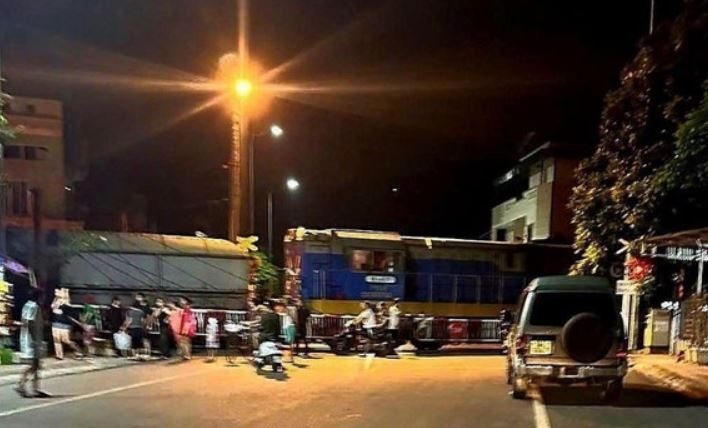 Bang qua duong sat, mot nguoi bi tau cho than dam tu vong hinh anh