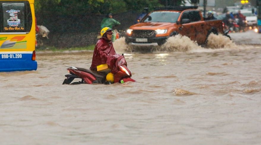 Dien bien mua bao o mien Bac hinh anh