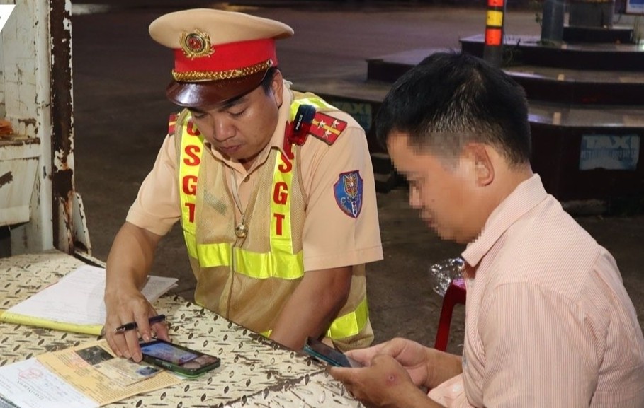 Manh tay xu ly xe khach phong nhanh, vuot au tren Quoc lo 14 hinh anh