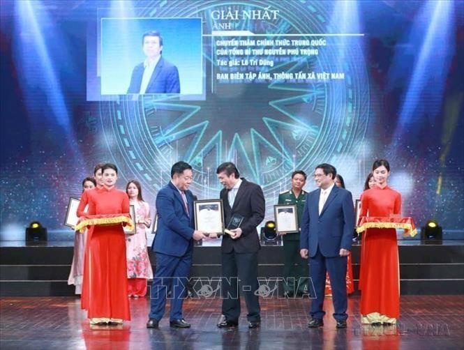 95 nam nganh Tuyen giao anh 12