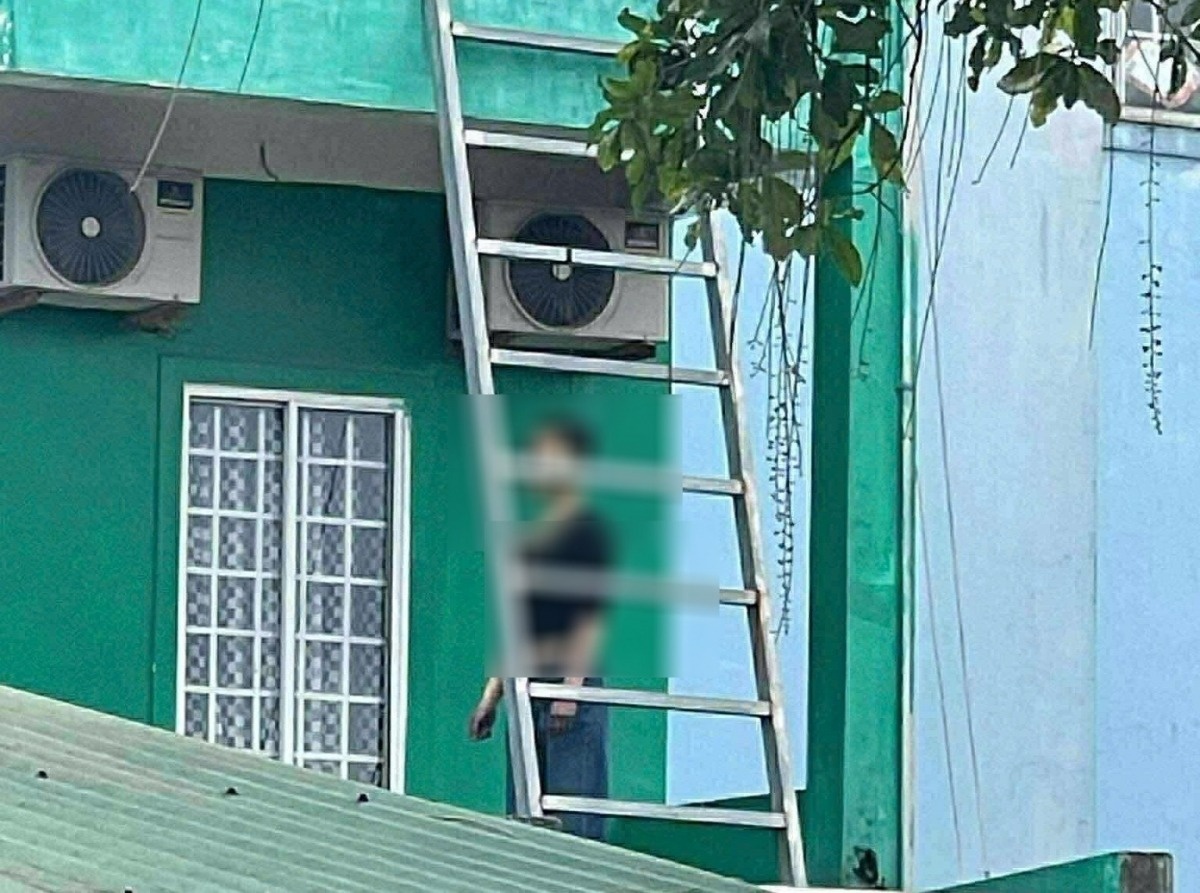 Mot phu nu tu vong trong tu the treo co tai nha nghi hinh anh