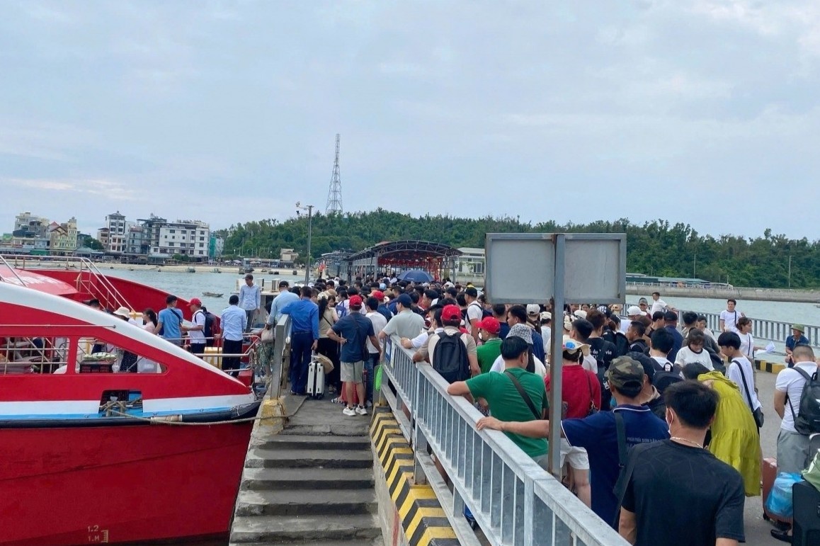 8.800 khach du lich tai Co To da ve dat lien hinh anh