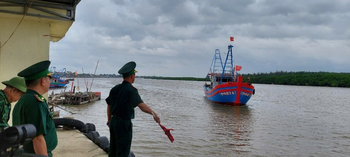 Nghe An cam tat ca tau thuyen ra khoi tu 5h sang mai hinh anh