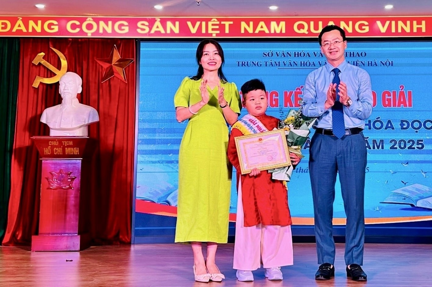 Vinh danh cac Dai su Van hoa doc thanh pho Ha Noi nam 2025 hinh anh