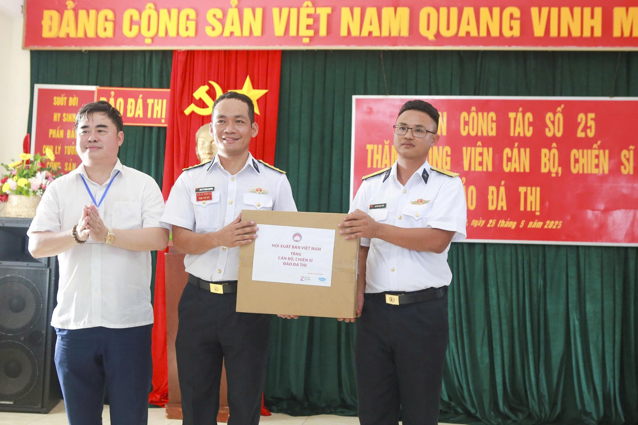 Sach ra Truong Sa anh 1