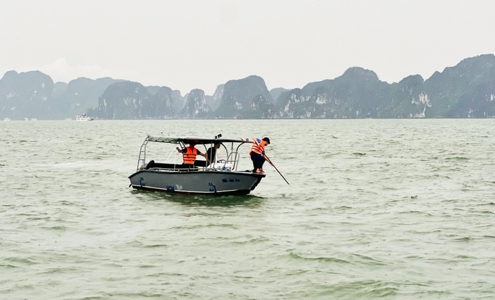 Tim thay thi the chau be trong vu lat tau tren vinh Ha Long hinh anh