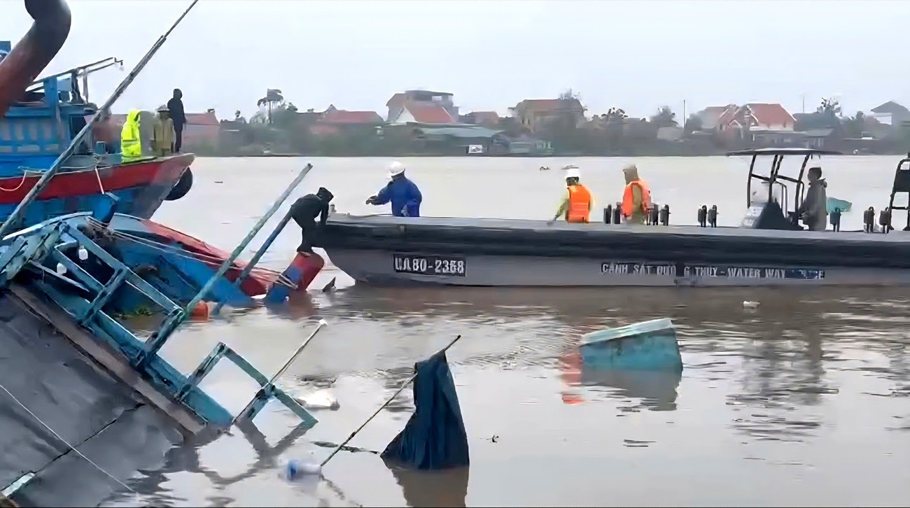 Tau cho 9 thuyen vien lat chim o Quang Ninh hinh anh