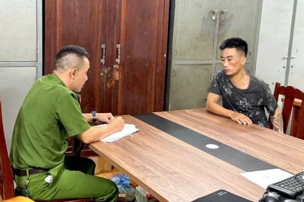 Bat giu ke con do dap vo xe, dung dao khong che nguoi phu nu hinh anh