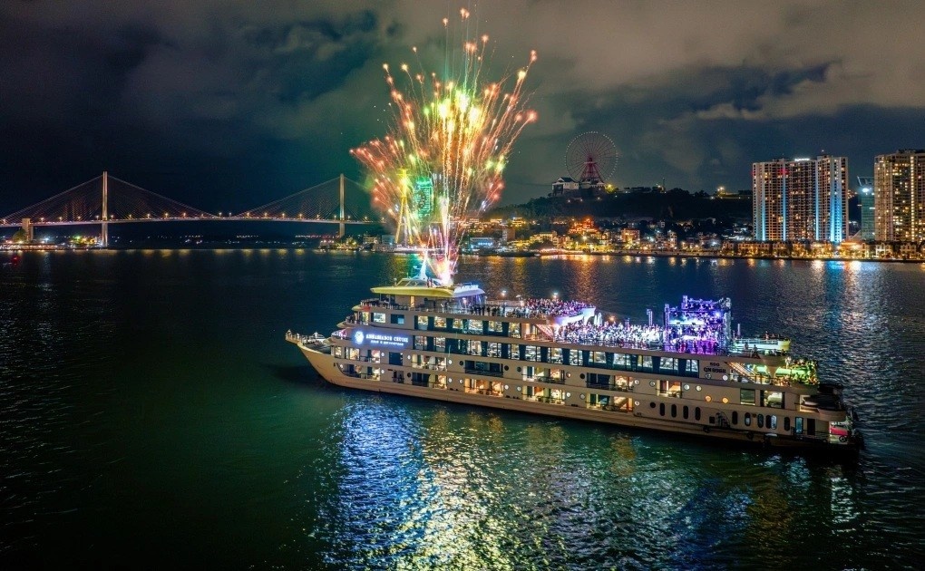 Phao hoa tau Ha Long anh 1