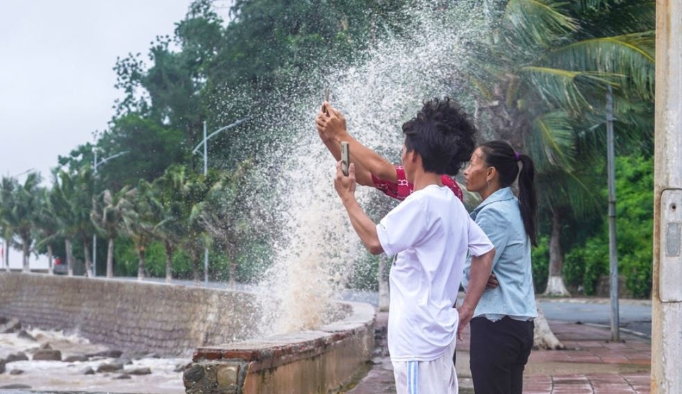 Phot lo canh bao, nhieu nguoi tu Ha Noi ve Do Son check-in don bao hinh anh