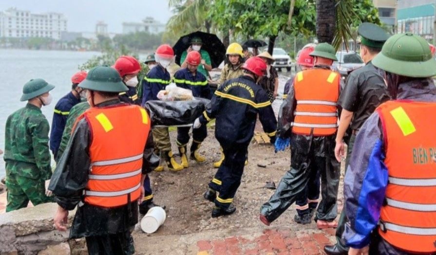 Phat hien thi the nam gioi troi dat giua vinh Ha Long hinh anh