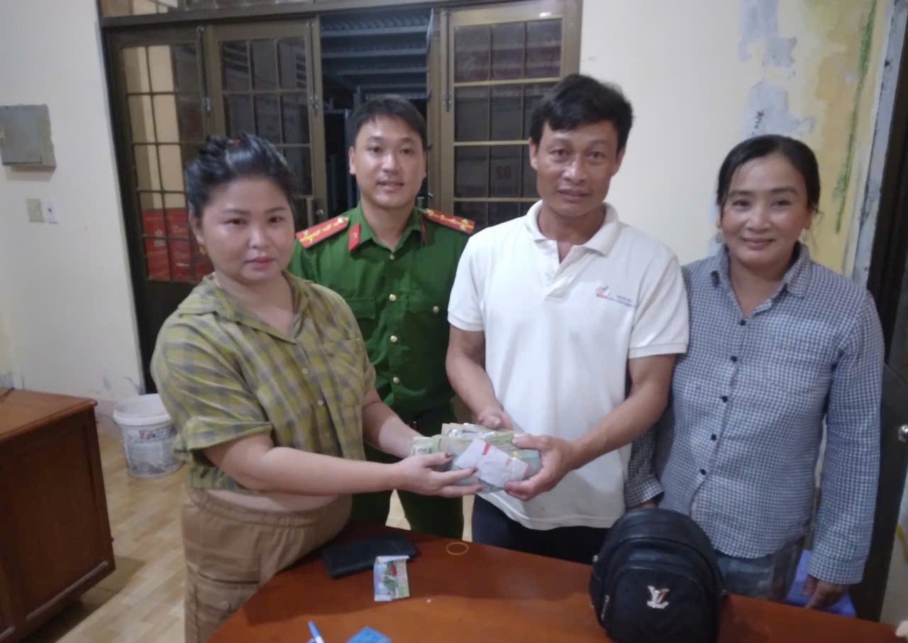 Cho vo di lam, nhat duoc ba lo tien hinh anh