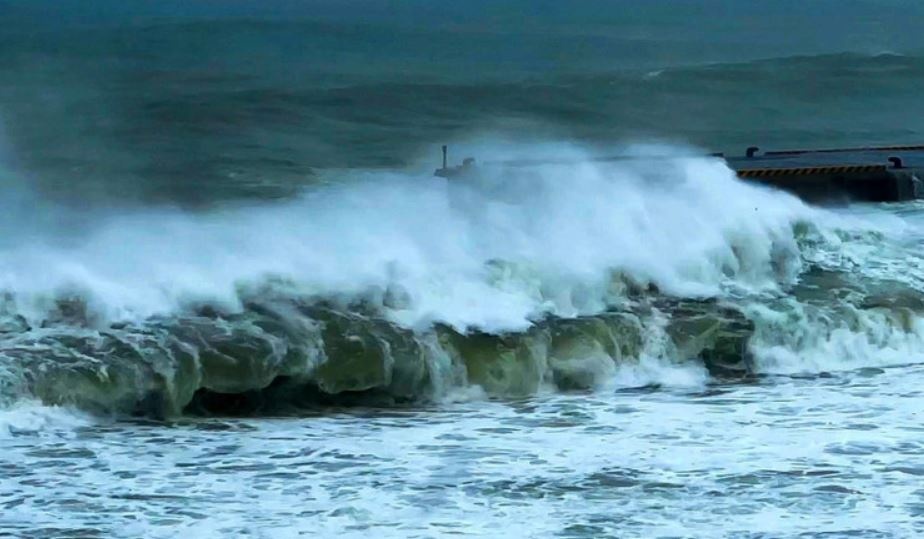 Sieu dong gay lat tau o Ha Long: Vi sao du bao truoc van kho luong? hinh anh