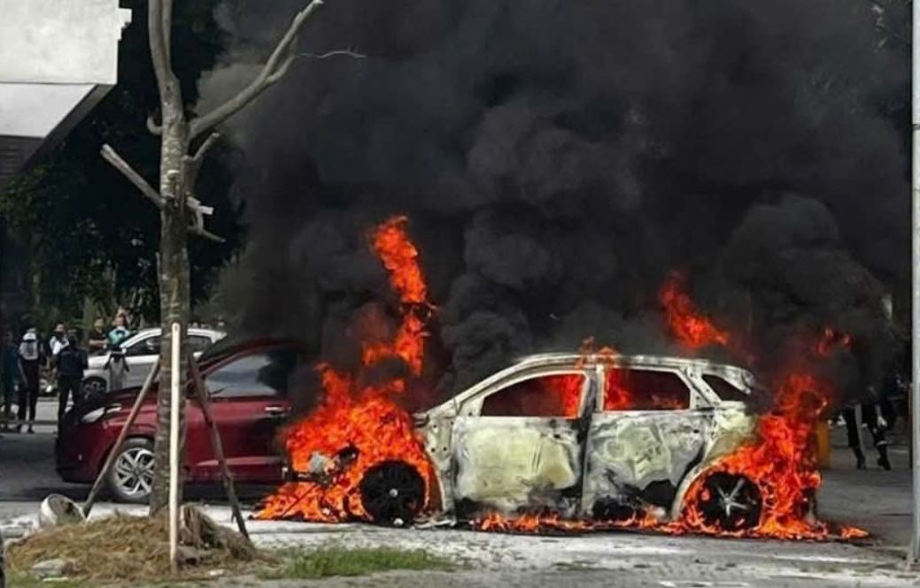 Oto boc chay du doi o Bac Ninh hinh anh