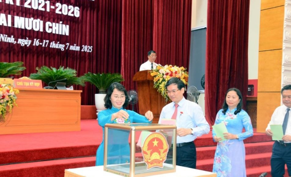 Phe chuan hai Pho chu tich Uy ban Nhan dan tinh Quang Ninh hinh anh