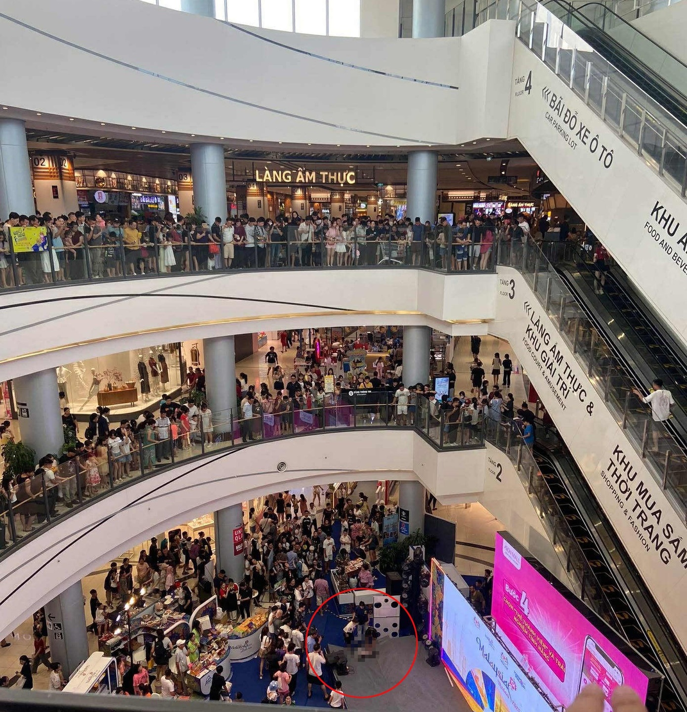 Roi lau AEON MALL anh 1