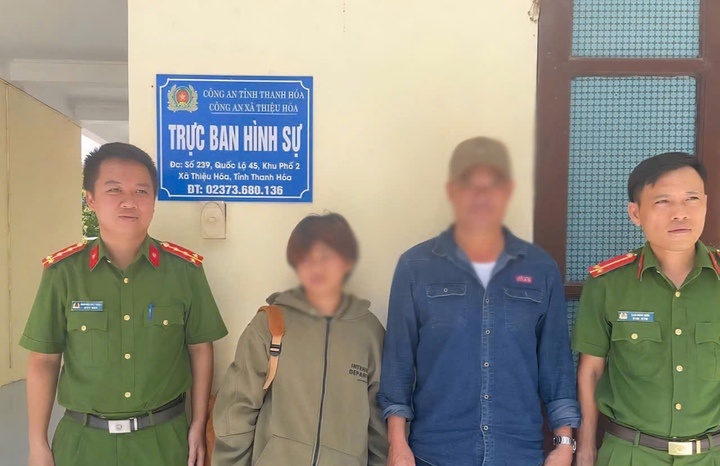 Be gai 13 tiep vien anh 1