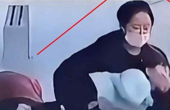 Bac tin bat coc tre em roi nem xuong duong o Hue hinh anh