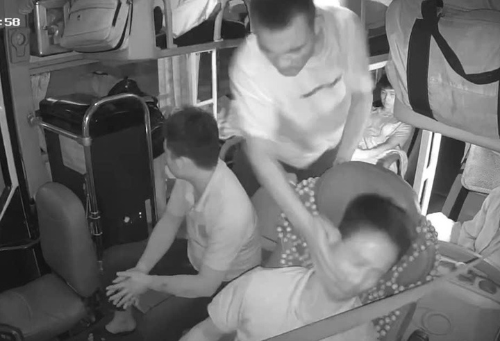 Hanh khach tat tai xe anh 1