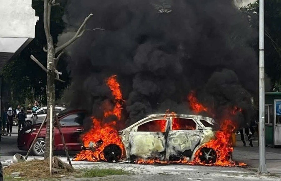 Oto boc chay Bac Ninh anh 1