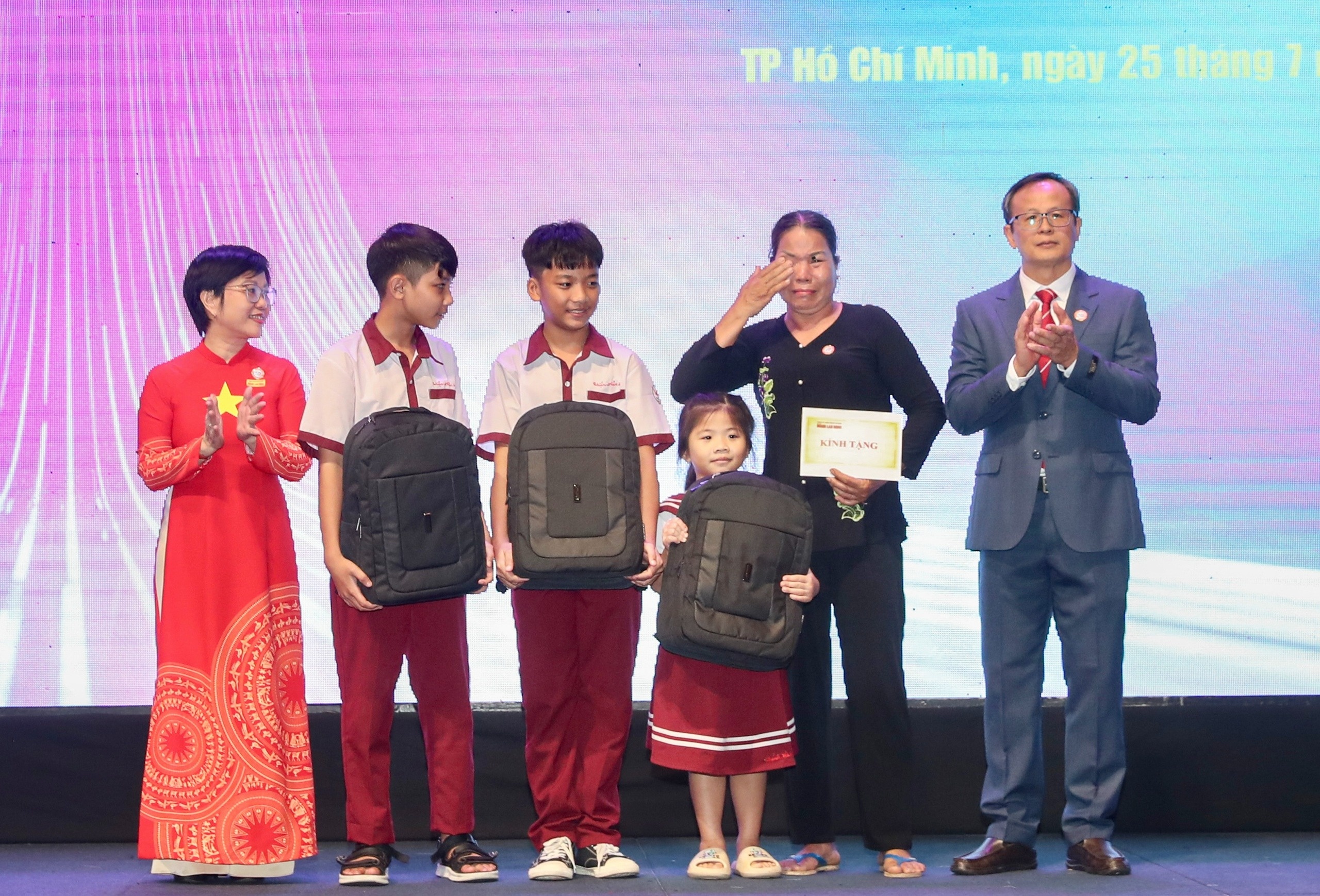 Bao Nguoi Lao Dong anh 15