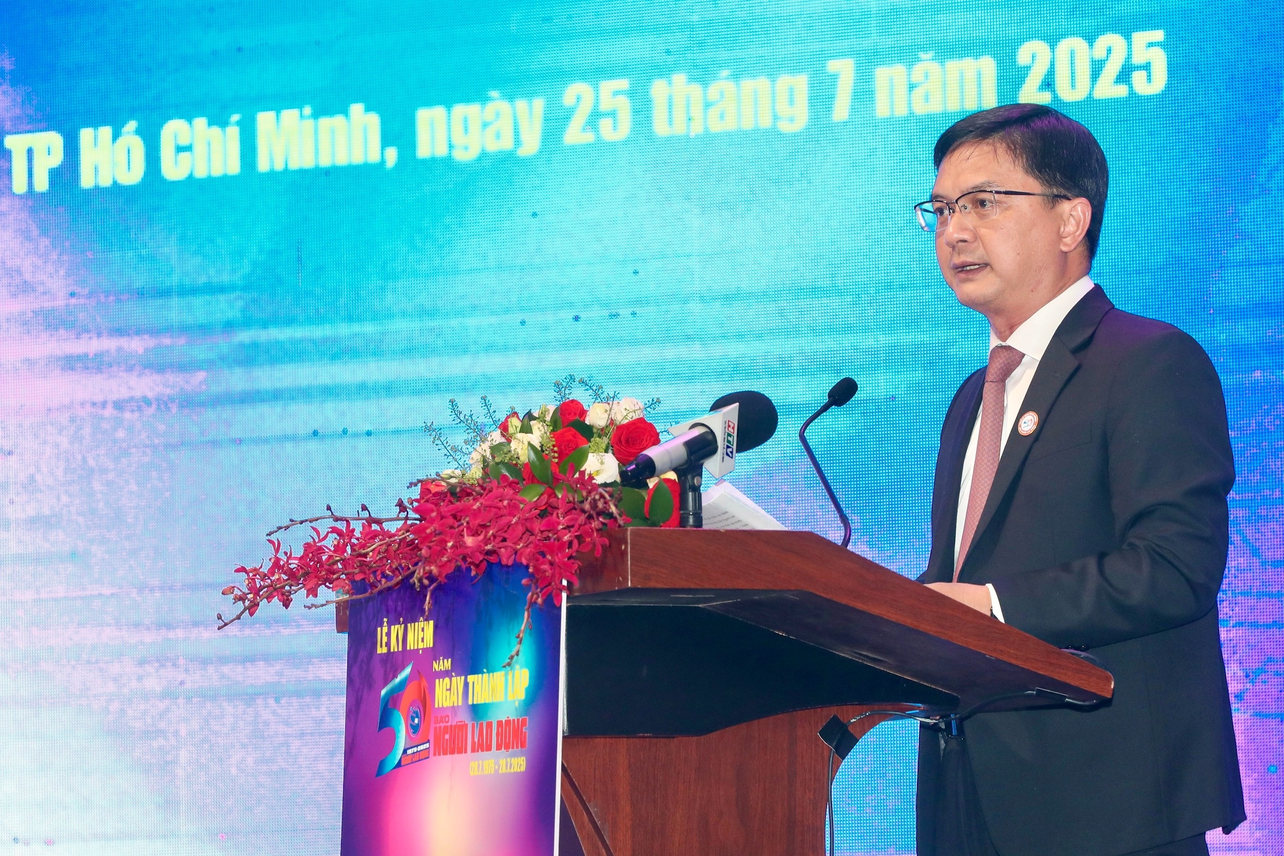 Bao Nguoi Lao Dong anh 16