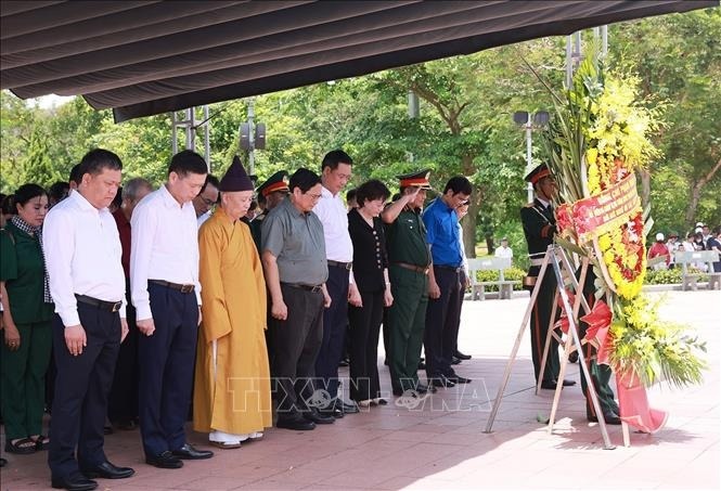 Thu tuong dang huong tuong niem cac Anh hung liet si tai Quang Tri hinh anh