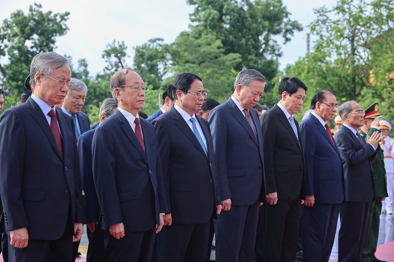 Lanh dao Dang, Nha nuoc dang huong tuong niem cac Anh hung liet si hinh anh