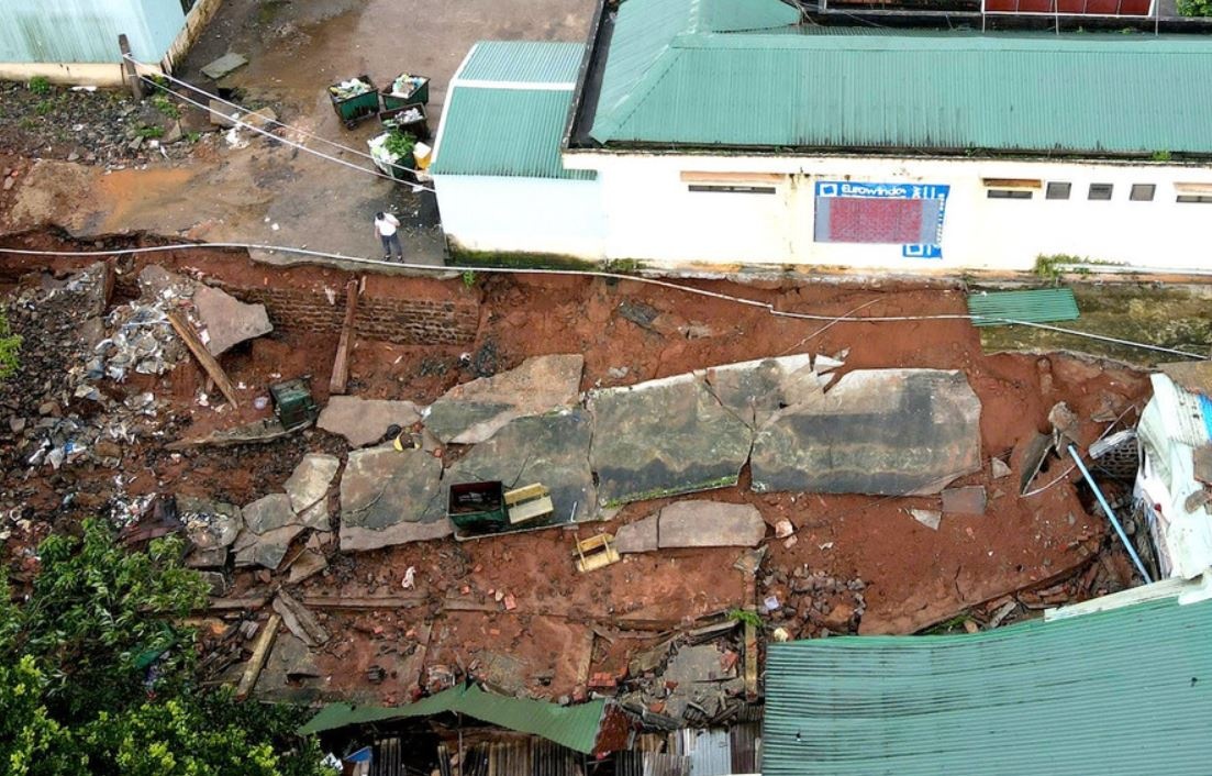 Ba ong chau suyt chet vi tuong ben xe Duc Long Gia Lai do sap hinh anh