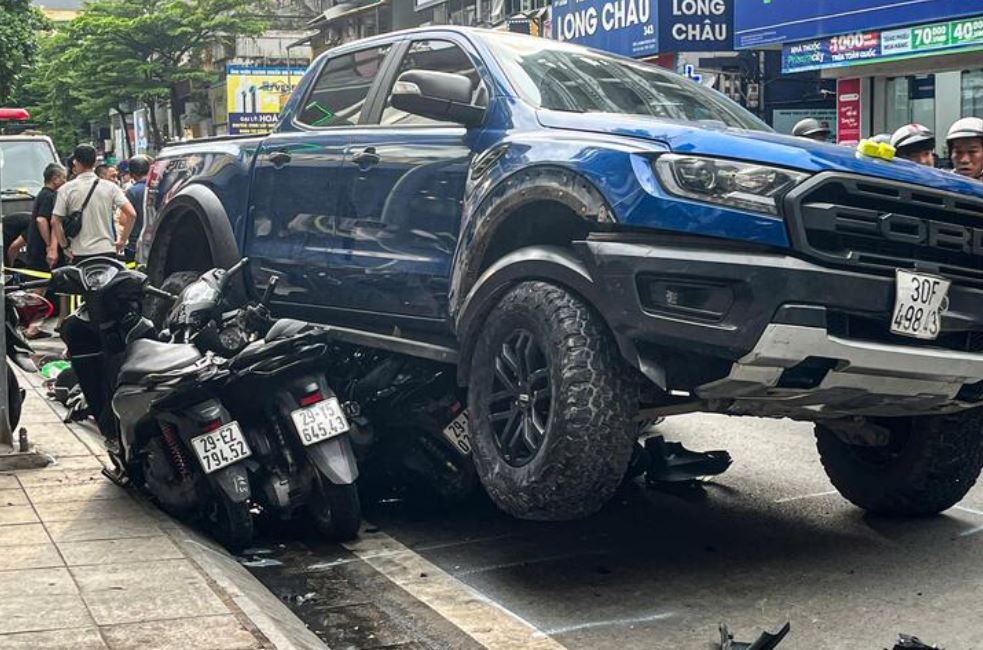 Khoanh khac xe ban tai cuon loat xe may vao gam tren pho Kham Thien hinh anh