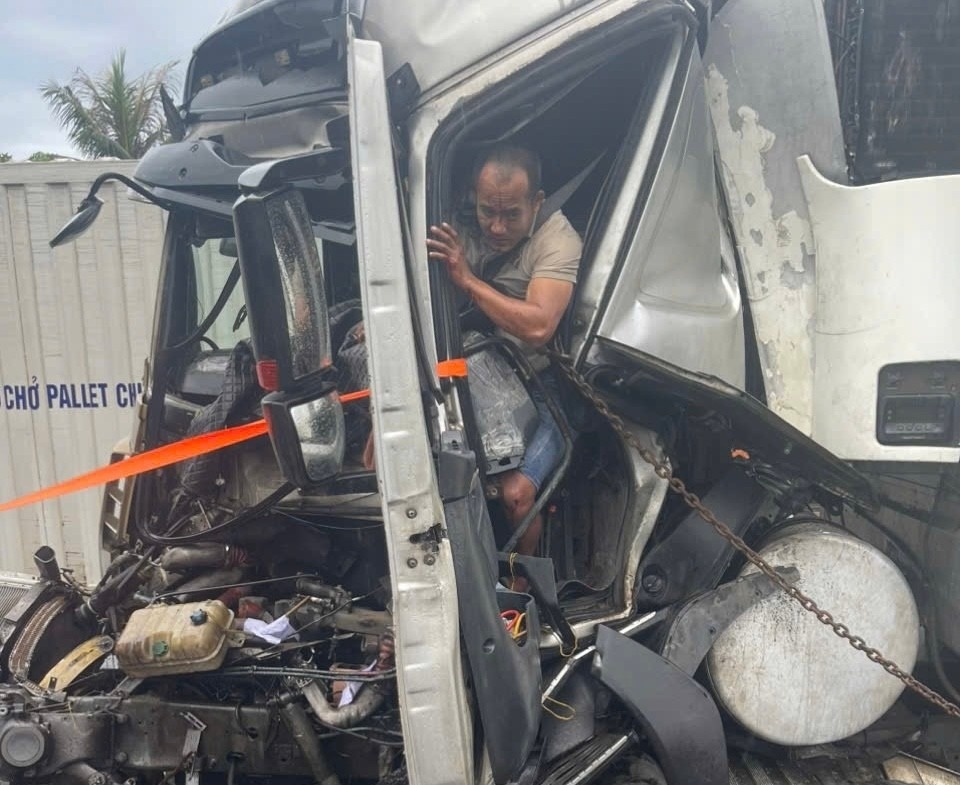 Nghet tho giai cuu tai xe container mac ket trong cabin hinh anh