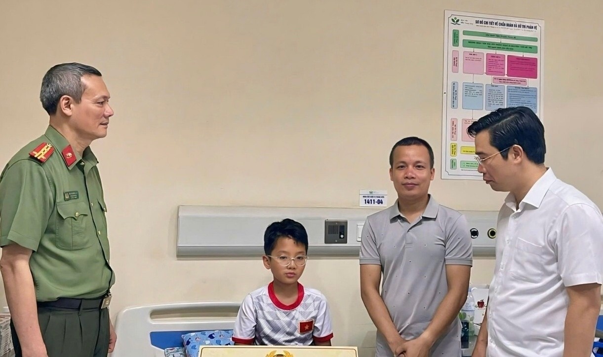 Cong an Quang Ninh nhan do dau chau be song sot vu lat tau hinh anh