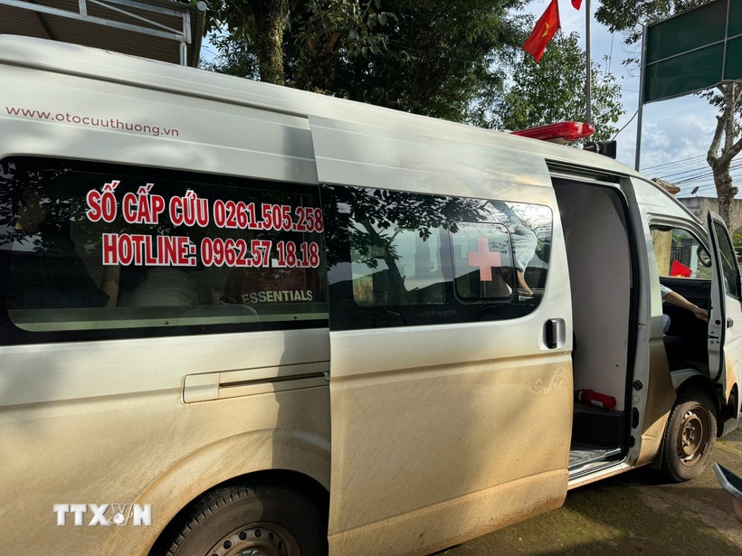 Lat xe 18 sinh vien anh 1