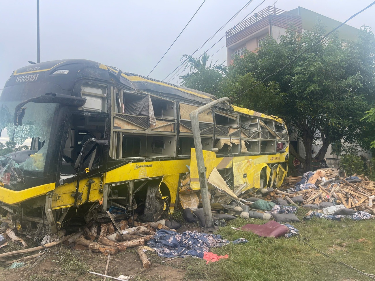 Lat xe khach Ha Tinh anh 1