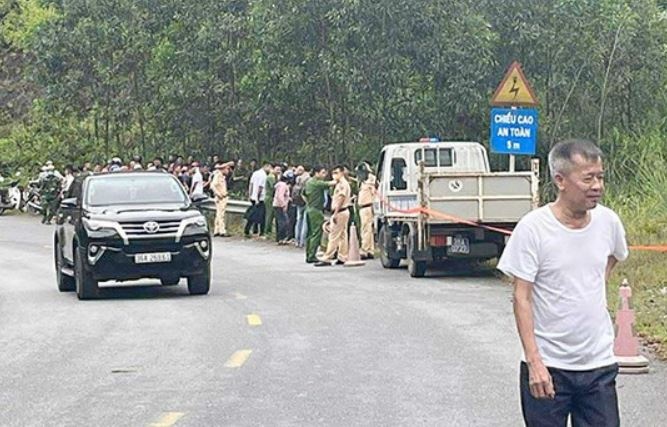 Nga xe may, nam thanh nien bang hoang phat hien mot thi the ben canh hinh anh