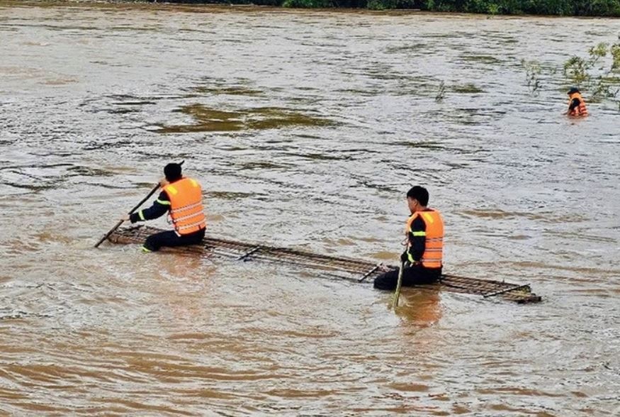 Tim thay thi the chau be bi lu cuon o Quang Ninh hinh anh