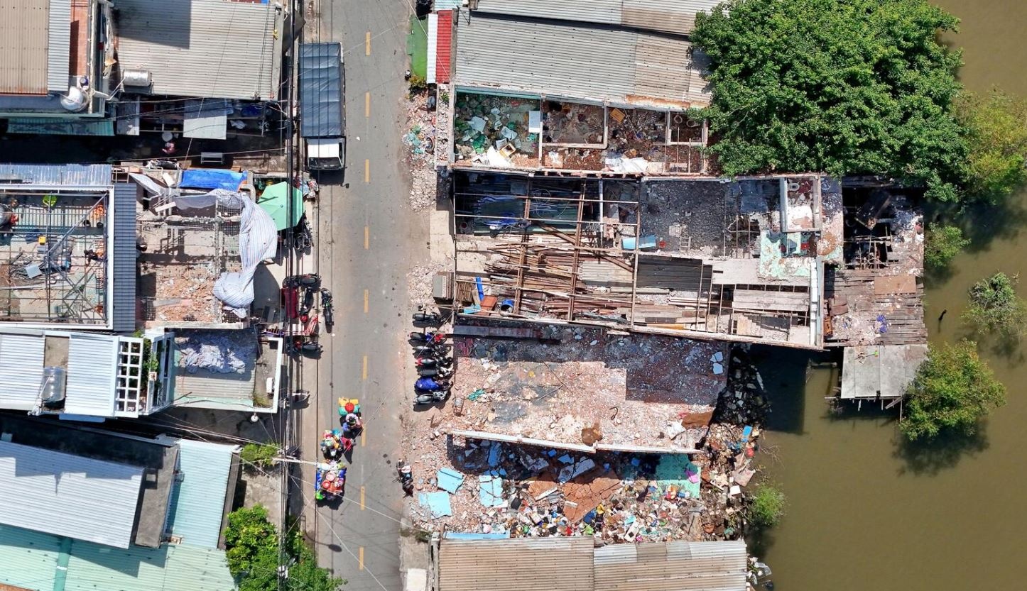 Dong loat di doi nha ven kenh TP.HCM hinh anh