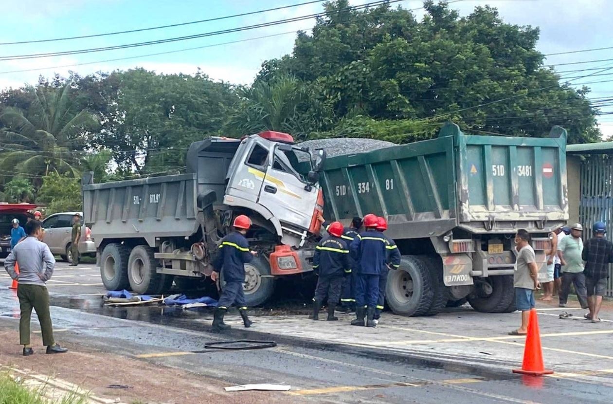 Hai xe ben dam thang vao nhau, tai xe tu vong o TP.HCM hinh anh