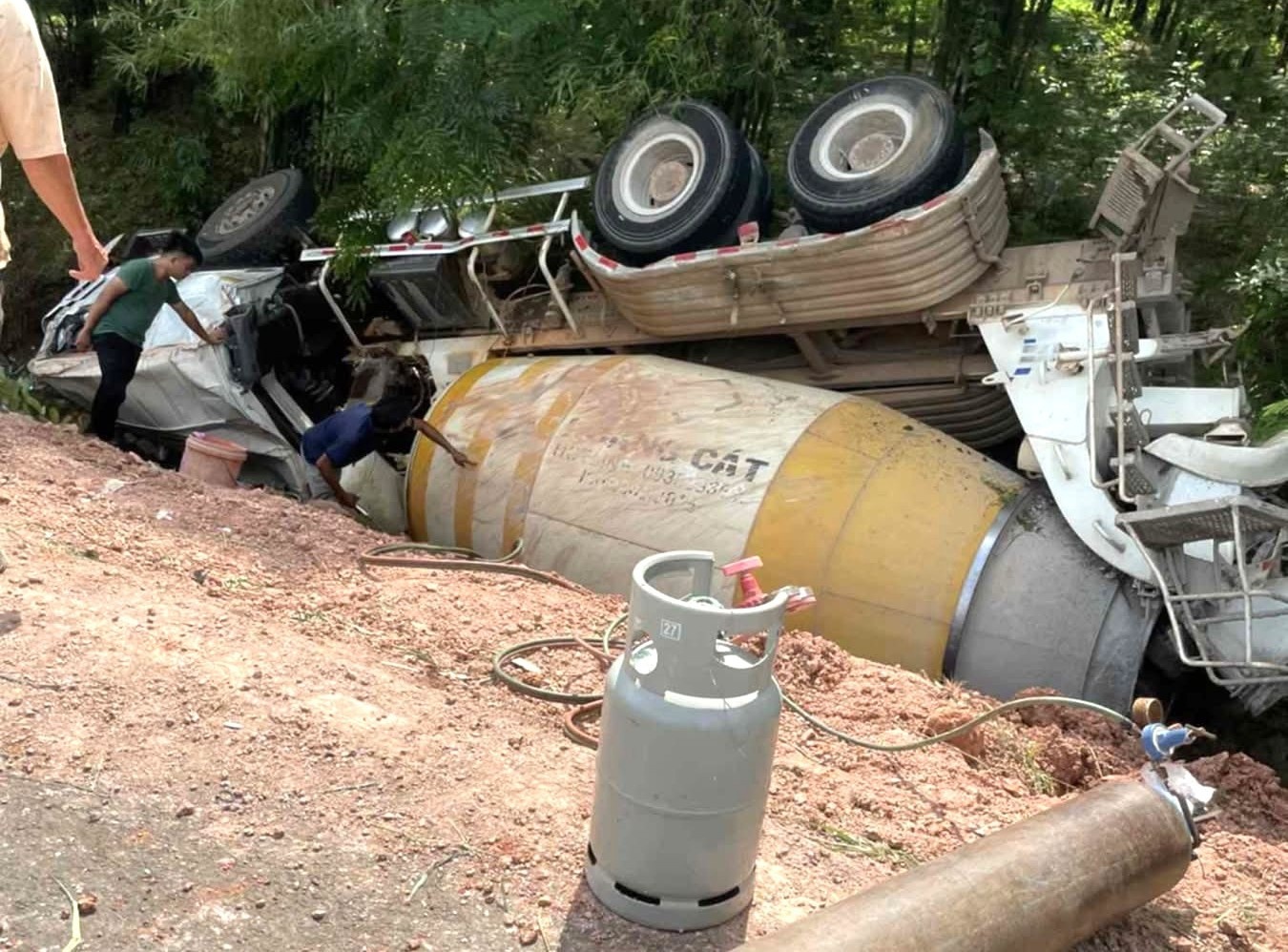 Xe bon mat lai anh 1